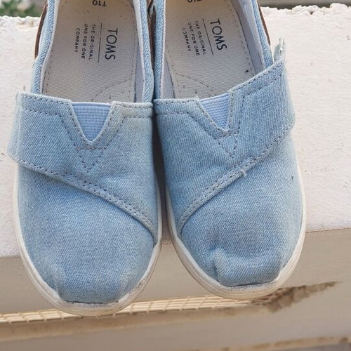 Toms shoes like new for boys size 27 with box