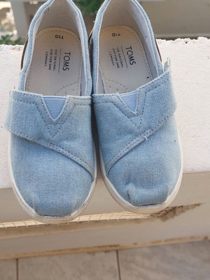 Toms shoes like new for boys size 27 with box