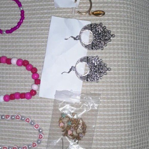Handmade jewelry set with 67 bracelets, 25 pairs of earrings, 34 keychains new