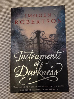 Instruments of Darkness βιβλίο με μαλακό εξώφυλλο σαν καινούργιο