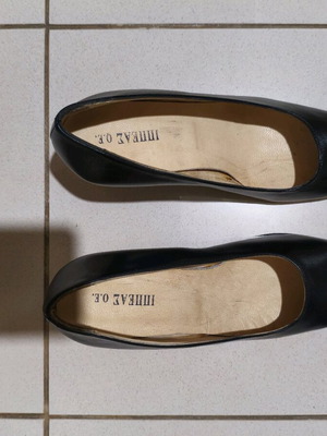 Shoe size 39 black heel 5cm Greek made shoe like new