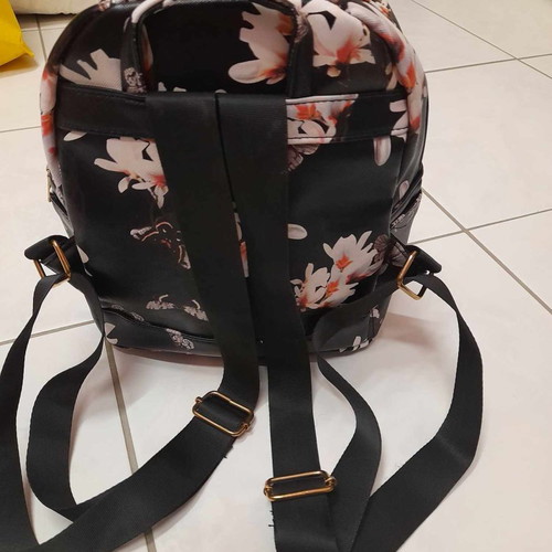 Backpack black floral in like new condition, shoulder bag