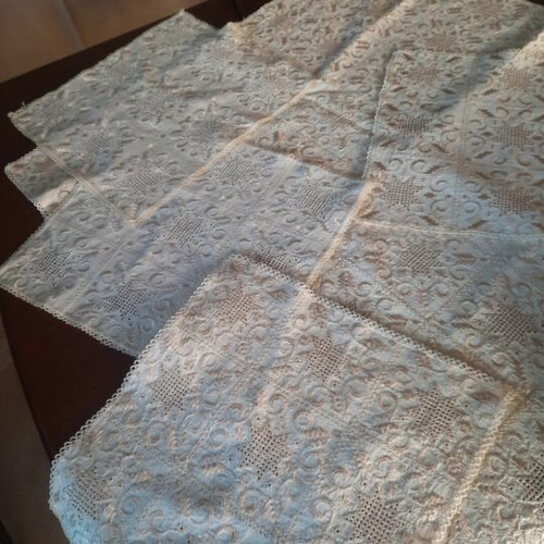 Tablecloth set like new, 4 napkins