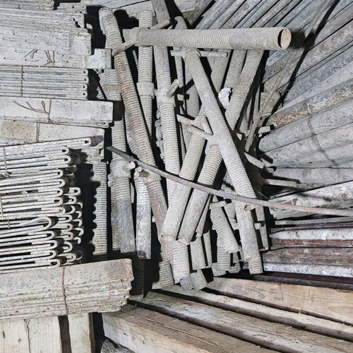 Construction towers used with braces and screws in various heights