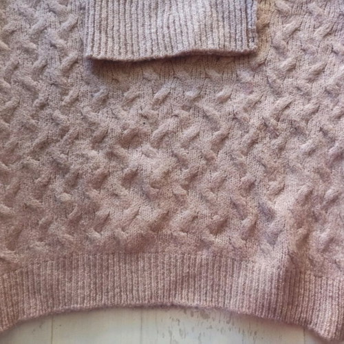Pink salmon turtleneck sweater like new, one size with cable knit pattern