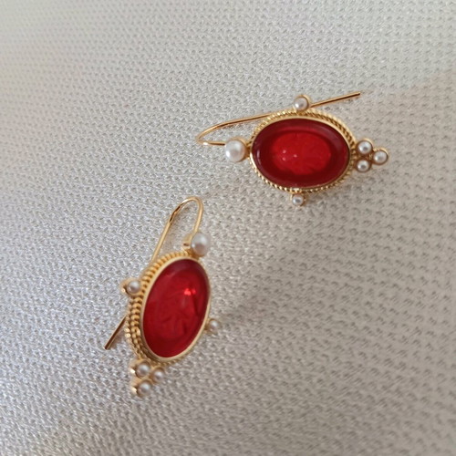 Earrings with red stone and small pearls new