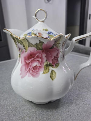 Vintage Τσαγιέρα Limoge Royal Porcelain με Floral Σχέδιο και Χρυσές Λεπτομέρειες 20cm