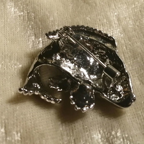 Fish brooch with iridescent strass new