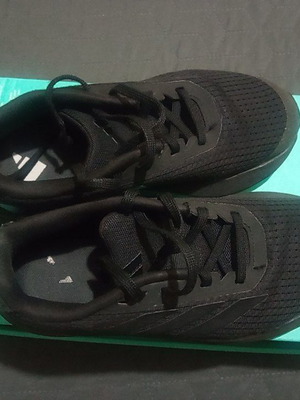Παιδικά υποδήματα Adidas αθλητικά σαν καινούργια, νούμερο 33,5 μαύρα