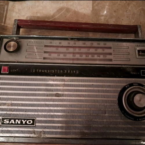 Vintage SANYO 3-Band radio used, collectible