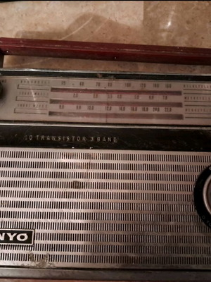 Vintage SANYO 3-Band radio used, collectible