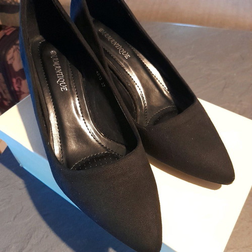 Suede black pumps size 37 like new with medium heel