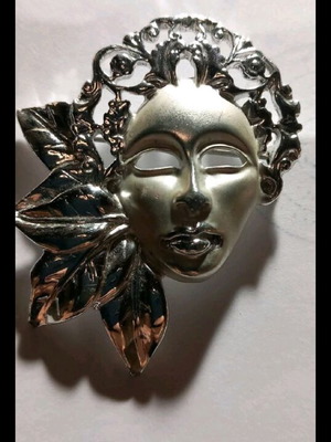 Venetian pin with impressive mask