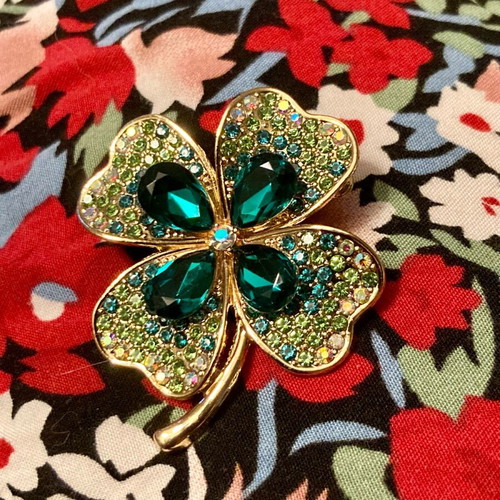 Clover pin emerald color like new, vintage