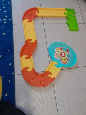 Track toy like new with 7 yellow, 7 orange and 3 green pieces