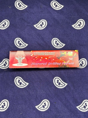 Hornet Flavoured Rolling Papers Strawberry King Size, new, 32 sheets