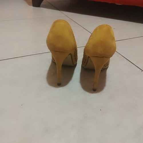 Peep toe mustard pumps like new, size 36