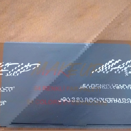 Палитра сенки малка с 54 нюд и брокатени нюанса нова