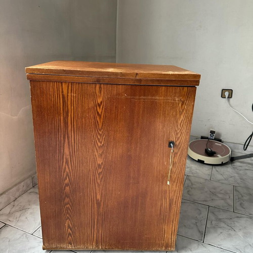 Union sewing machine in cabinet used, working