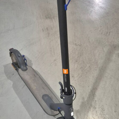 Xiaomo Mi Electric Scooter 3 with charger and phone mount