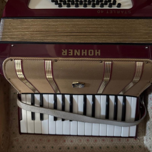 Hohner Starlet 40 Accordion like new with original case 1974
