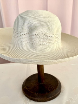 Floppy sun hat in ecru, like new, size S