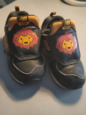 New Balance Classics Infant αθλητικά παπούτσια σαν καινούργιο, μέγεθος 23, μαύρο και πορτοκαλί