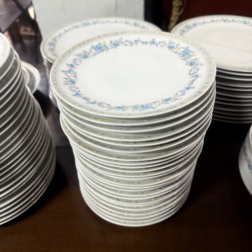 Dinnerware set 92 pieces like new