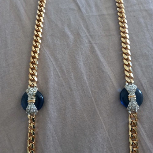 Gold pendant necklace with zircon bow designs