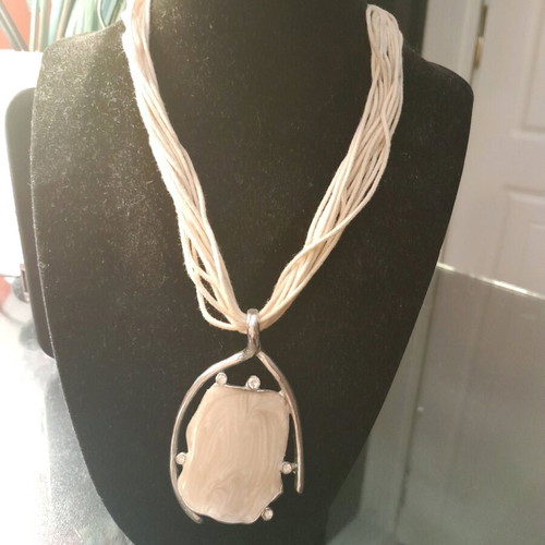 Necklace like new, beige