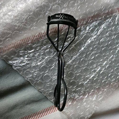 Max Factor eyelash curler like new with sponge and hairpins