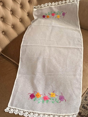 Embroidered floral table runner, white, 84x38 cm