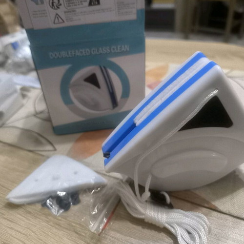 Magnetic glass cleaner new for hard-to-reach areas