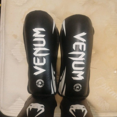 Venum shin guards like new for Kickboxing/Muaythai