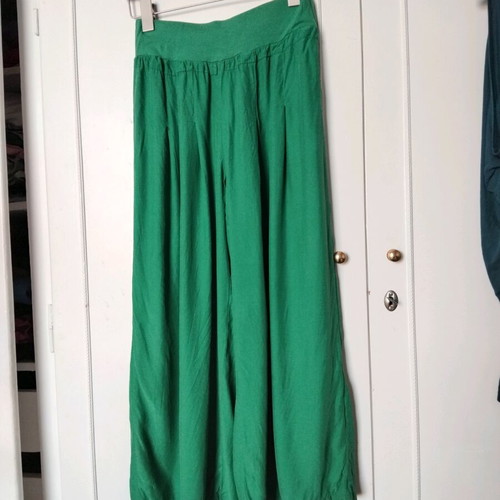 Lynne green wide crop pants like new, viscose fabric, sizes XS-S