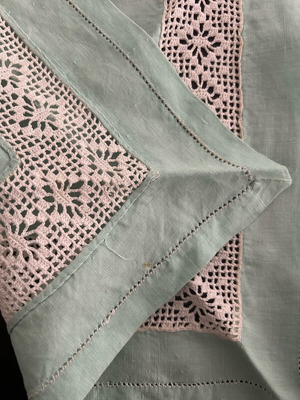 Runner tablecloth and two napkins with handmade lace like new