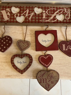 Ξύλινη διακοσμητική κατασκευή τοίχου Family σαν καινούργιο, 60x70