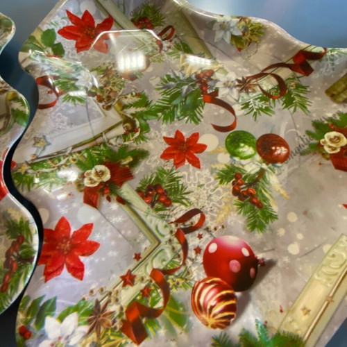 Set of 2 Christmas platters like new with designs