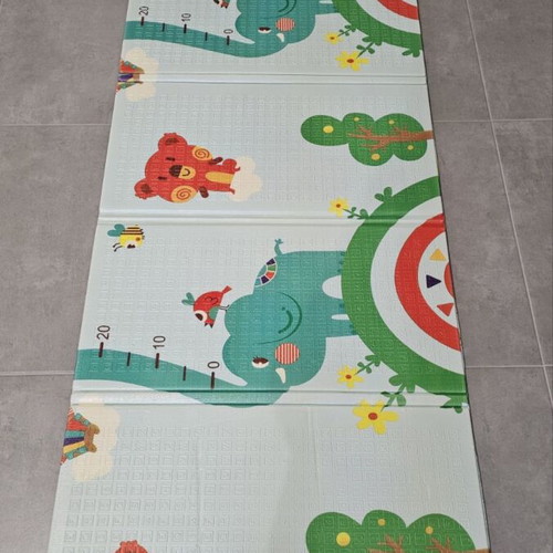 Children's play mat with animal and alphabet design