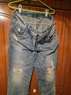 Bershka denim jeans 42 μέγεθος σαν καινούργιο με στρας και σκισίματα