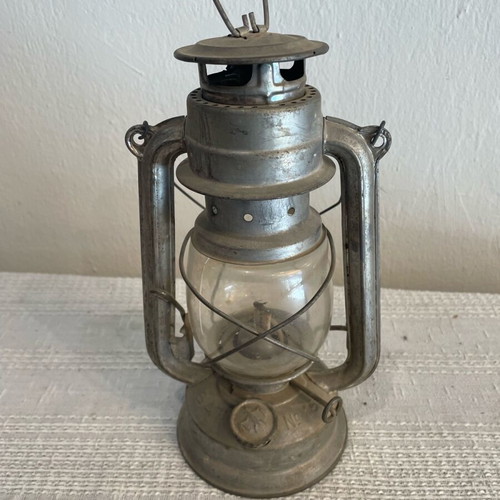 Oil lamp used with BAT no 158 wick silver color