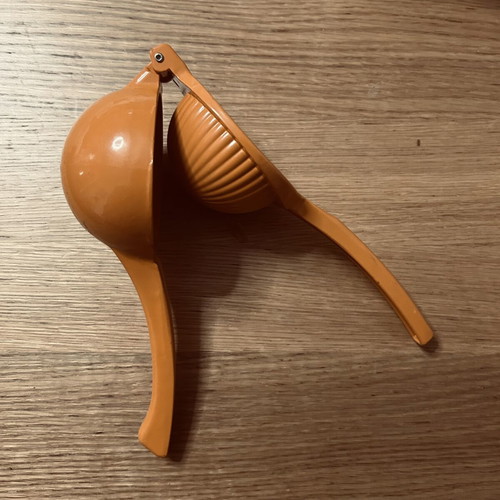Citrus squeezer new, metal and sturdy