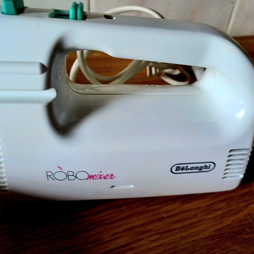 De'Longhi Robo mixer used with stainless steel whisks and dough hooks