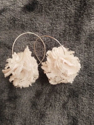 Earrings hoops with white lace like new