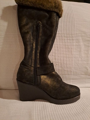Leather women's boots size 38 new, black with fur lining
