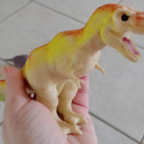 Dinosaur toy set used, 3+1 rubber figures