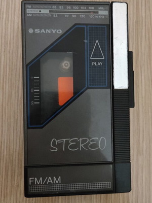 Vintage Walkman SANYO M-G25 AM/FM Stereo Radio Cassette Player used