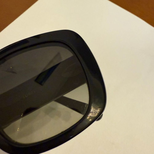 Louis Vuitton sunglasses like new, black