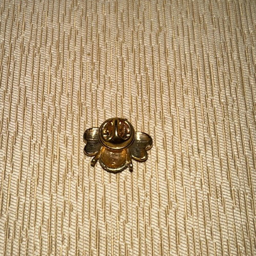 Bee-shaped pin vintage like new