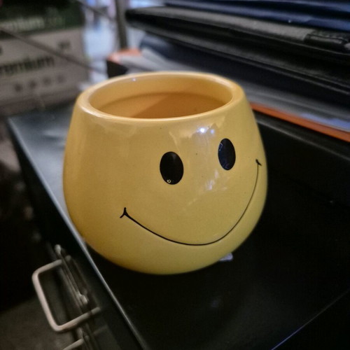 Ceramic Smiley pot yellow like new